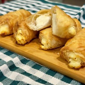 rulouri cu branza feta - prajituri la birou