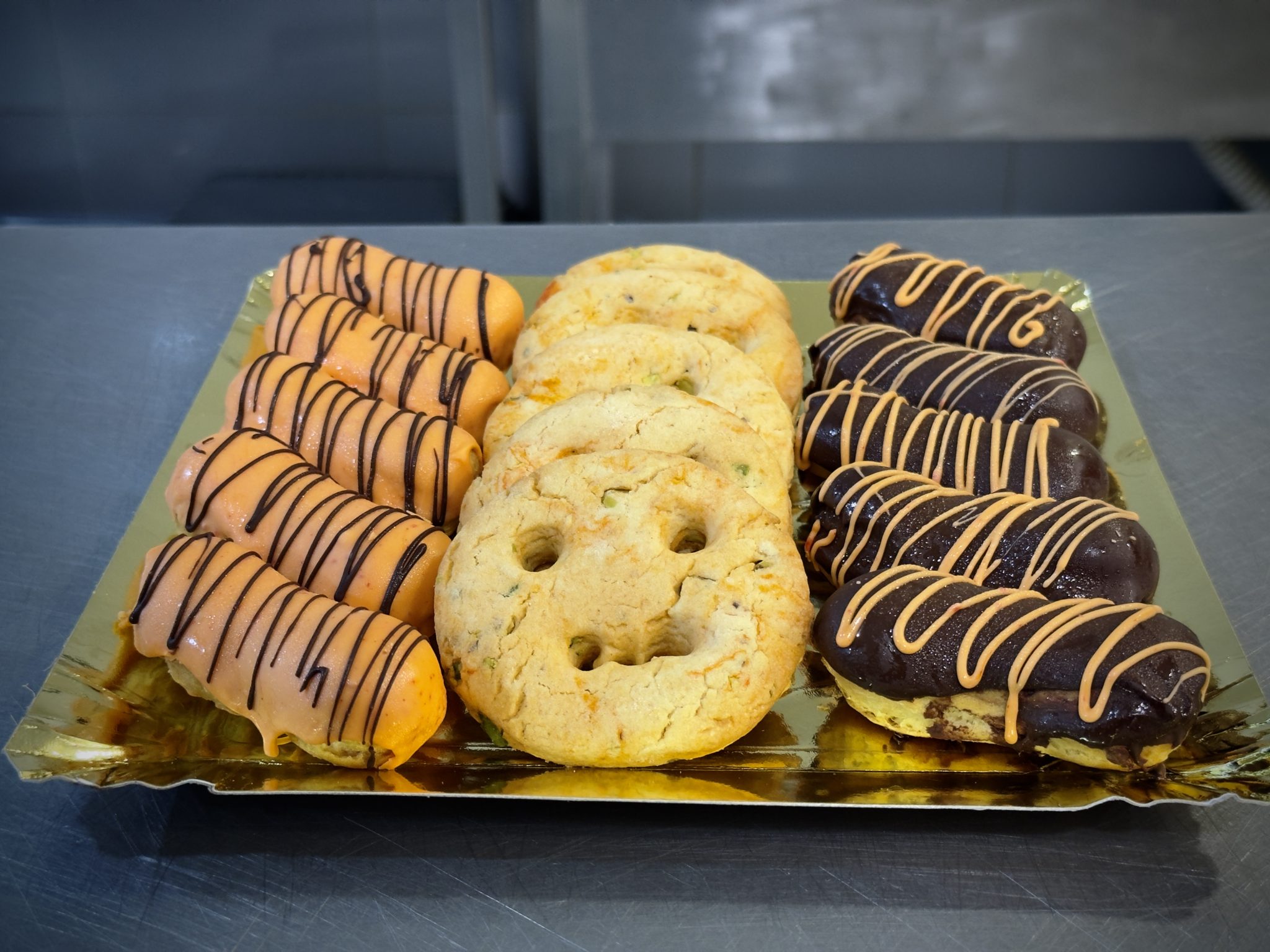 Platou Halloween cu Minieclere si Cookies 3 Platou Halloween cu Minieclere si Cookies 3