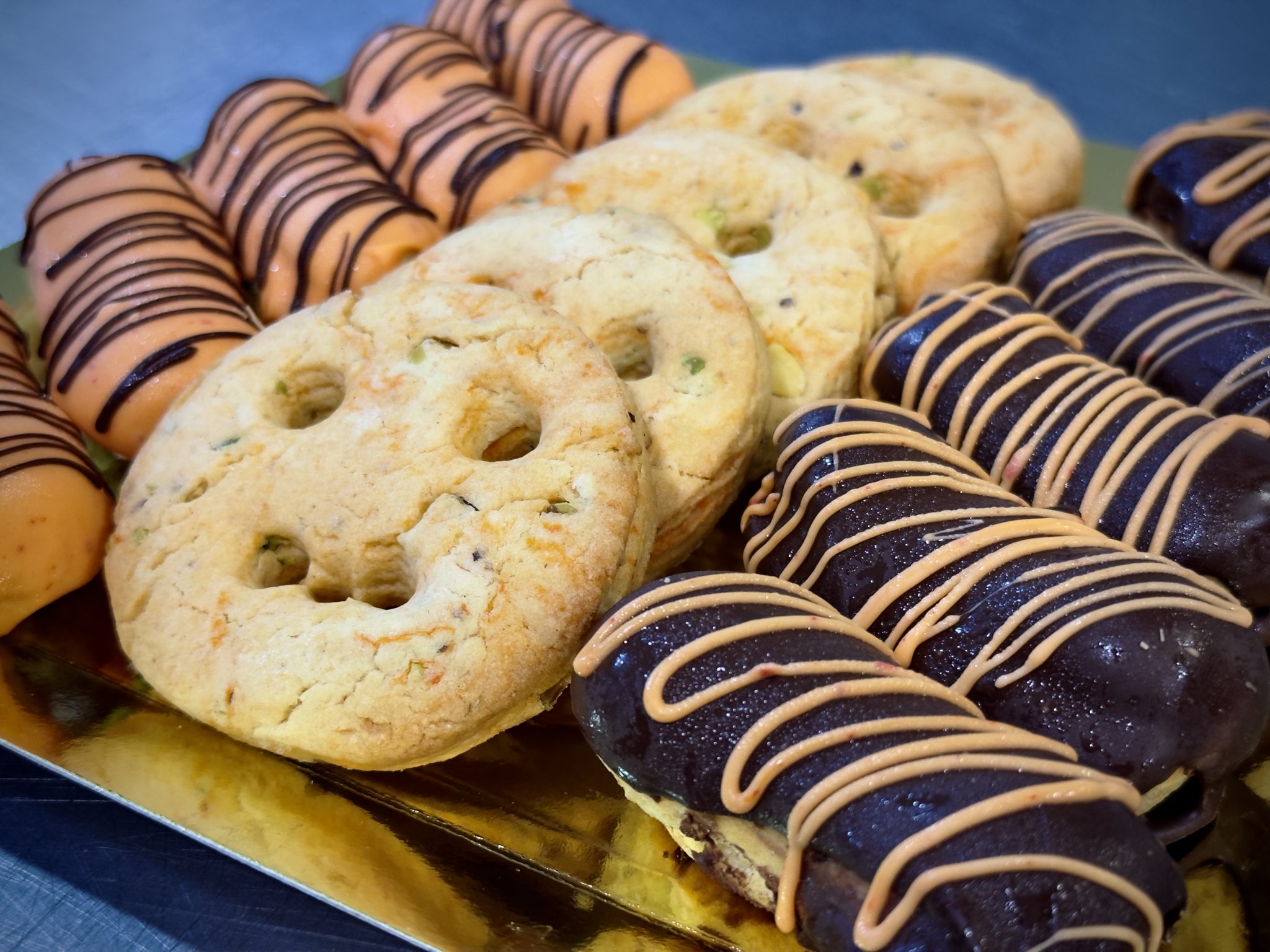 Platou Halloween cu Minieclere si Cookies 2 Platou Halloween cu Minieclere si Cookies 2