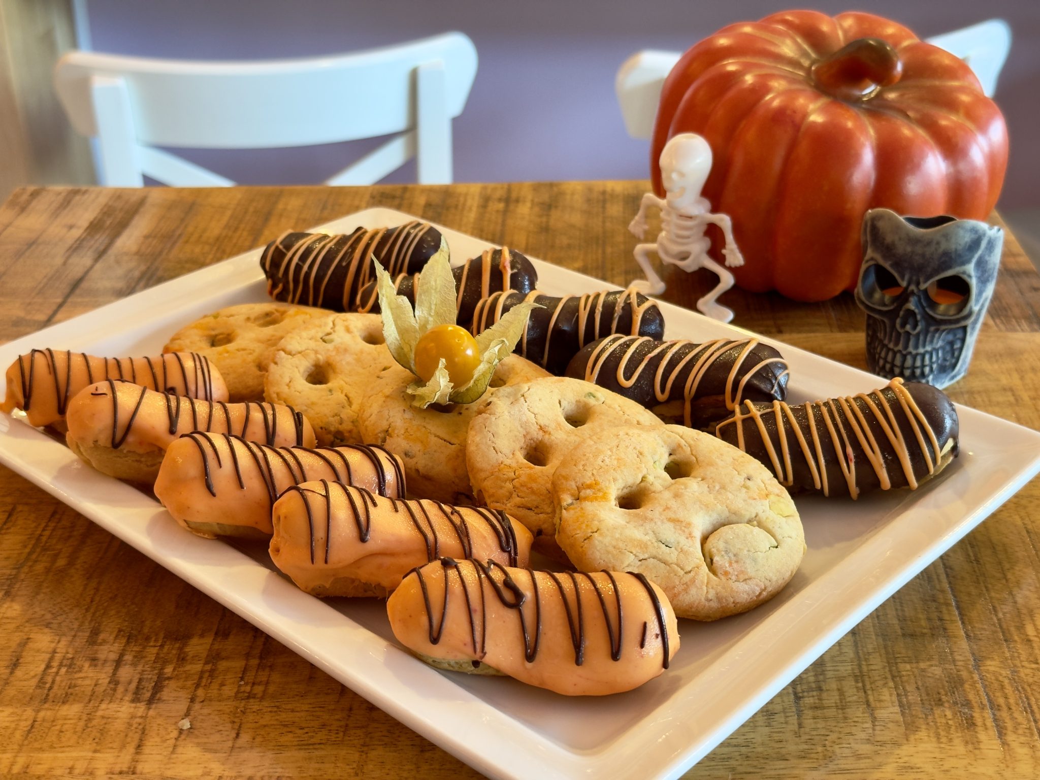 Platou Halloween cu Minieclere si Cookies Platou Halloween cu Minieclere si Cookies