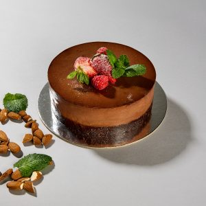 Tort raw vegan, fara gluten, gluten-free, cu migdale, fara zahar adaugat, de la prajituri la birou.