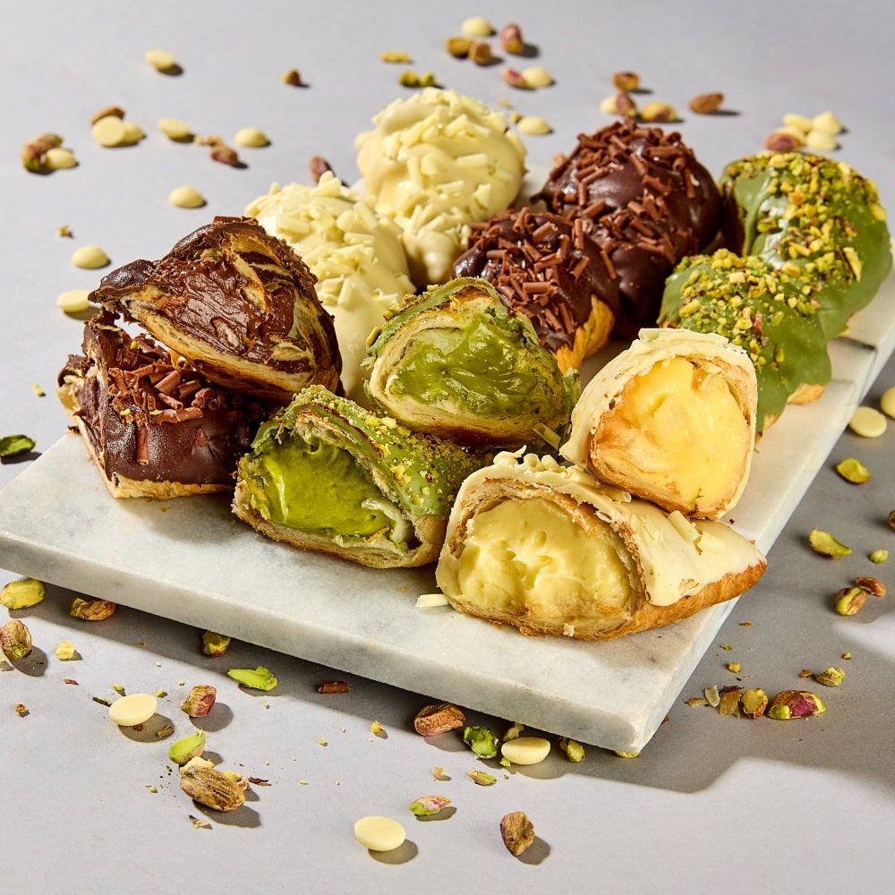 Platou minicroissant 2_Prajiturilabirou_res platou mini croissante pentru birou cu vanilie ciocolata si fistic