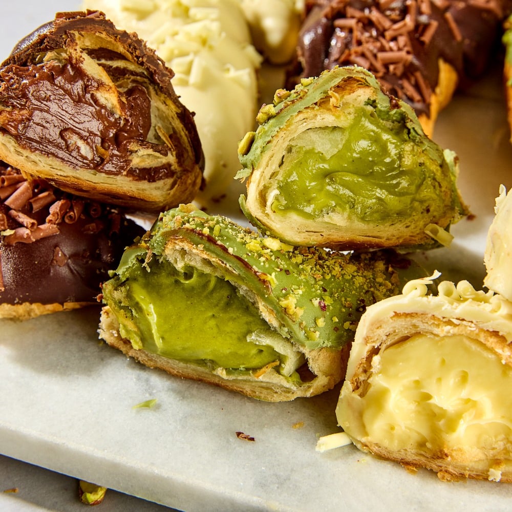 Platou minicroissant 3_Prajiturilabirou_res platou mini croissante premium cu crema de fistic vanilie si ciocolata belgiana Callebaut